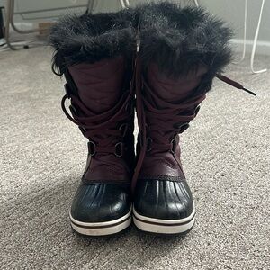 Sorel burgundy with fur. Tie up size 1 . Excellent condition